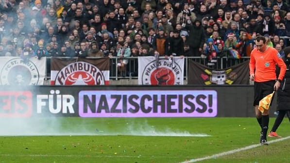 St. Pauli gegen Greuther Fürth: Ein Böller explodierte auf dem Spielfeld.