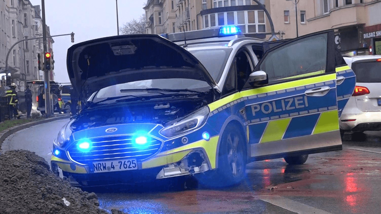 Die Unfallstelle: Der Streifenwagen wurde schwer beschädigt.