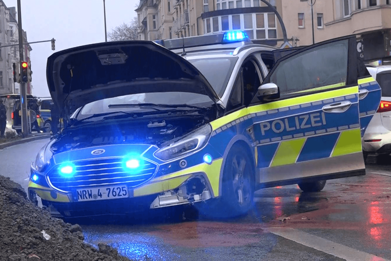 Die Unfallstelle: Der Streifenwagen wurde schwer beschädigt.