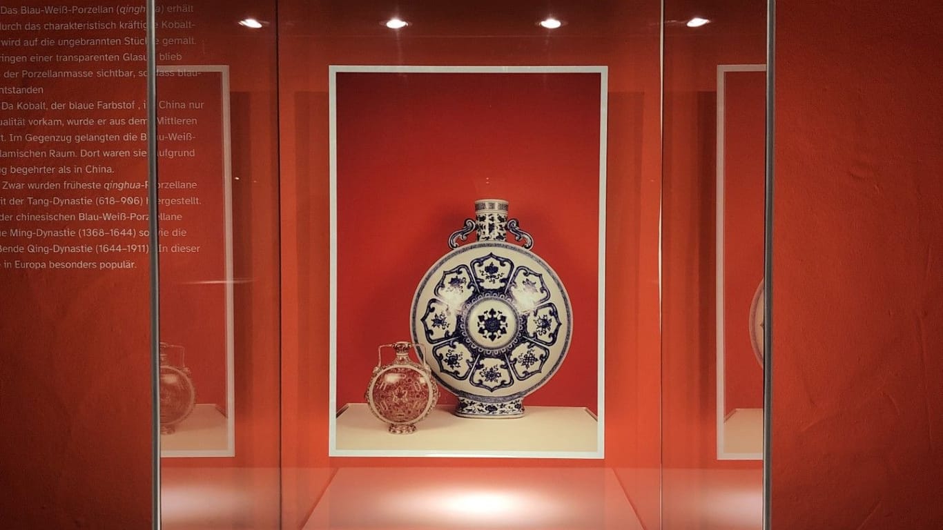 In den Vitrinen finden sich Fotos: Hier sind Pilgerflaschen aus der Quing-Dynastie abgebildet.