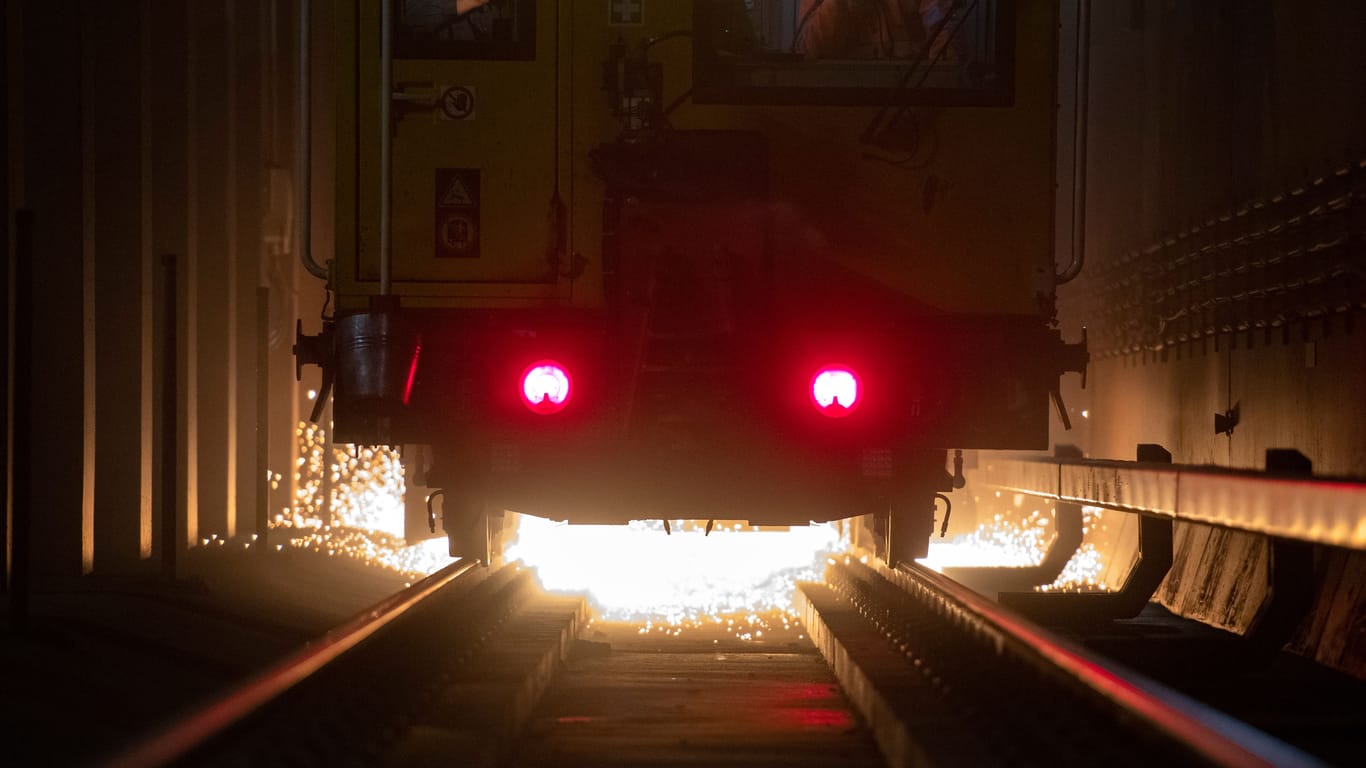 Da fliegen die Funken: Der Speno-Zug schleift die U-Bahn Gleise – die VAG führt die Arbeiten vorwiegend am Abend oder in der Nacht durch, damit der Verkehr möglichst wenig beeinträchtigt wird.