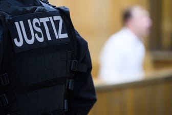 Angeklagter steht in Hannover vor Gericht: Der Mann soll zusammen mit seiner Freundin das eigene Kleinkind per Giftspritze getötet haben.