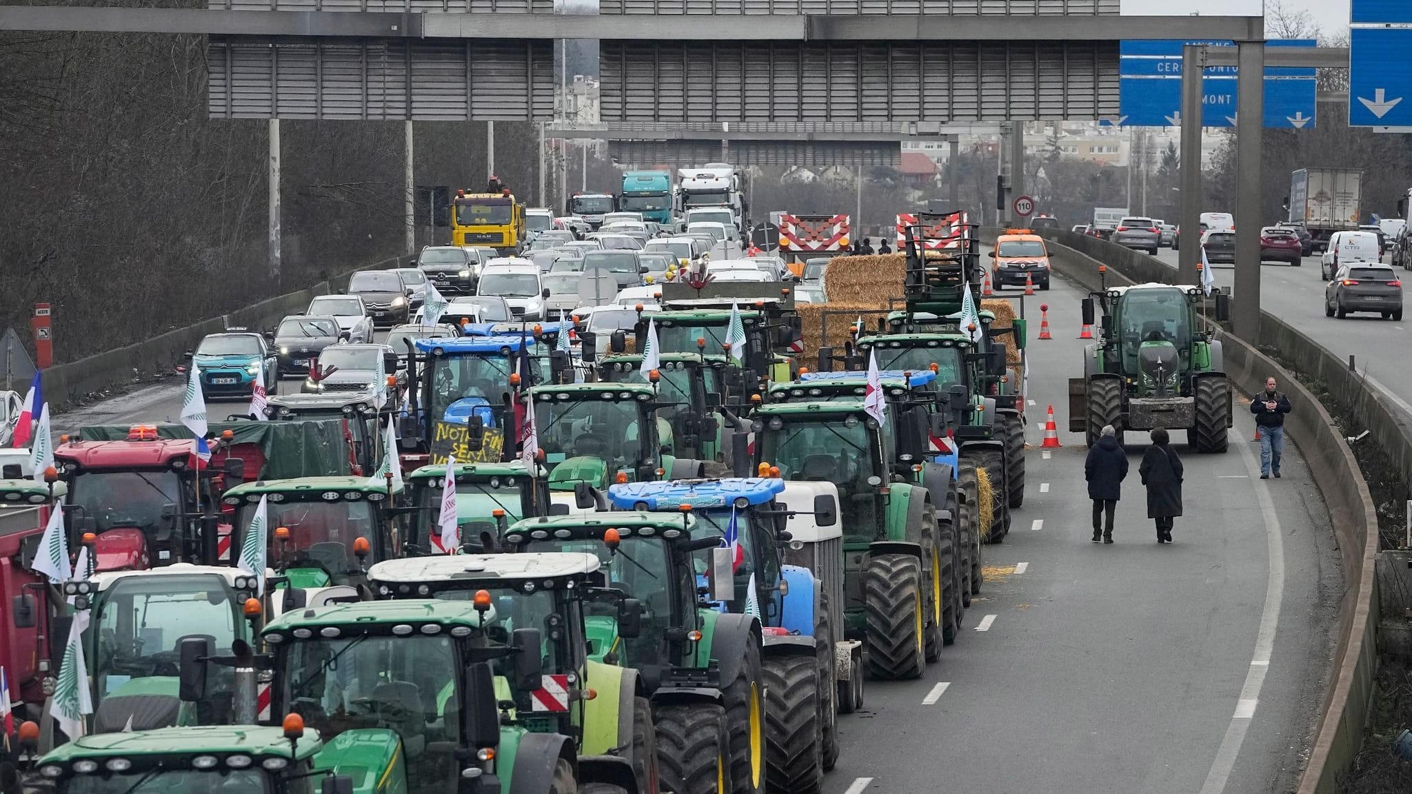 Bauern blockieren Autobahn an deutsch-französischer Grenze