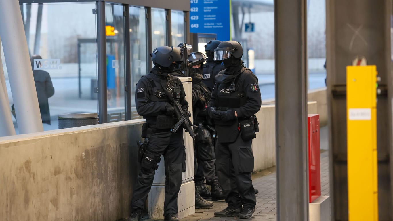 Polizeieinsatz im Bahnhof Wuppertal am vergangenen Freitag: In einem Regionalzug wurde einer der RAF-Flüchtigen vermutet. Der Hinweis entpuppte sich als Fehlalarm.