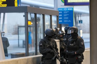 Polizeieinsatz im Bahnhof Wuppertal am vergangenen Freitag: In einem Regionalzug wurde einer der RAF-Flüchtigen vermutet. Der Hinweis entpuppte sich als Fehlalarm.