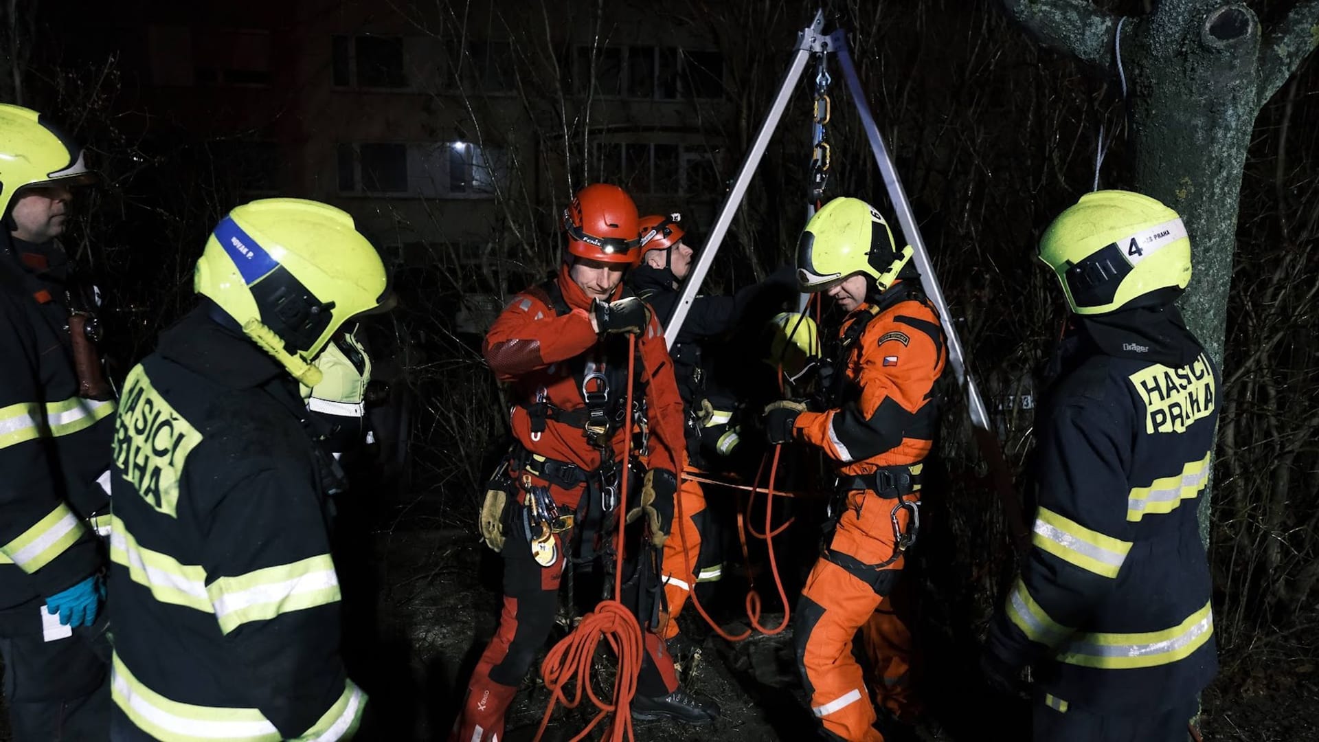 Frau stürzt in Kanalschacht Frau stürzt in Kanalschacht