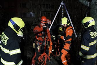 Frau stürzt in Kanalschacht