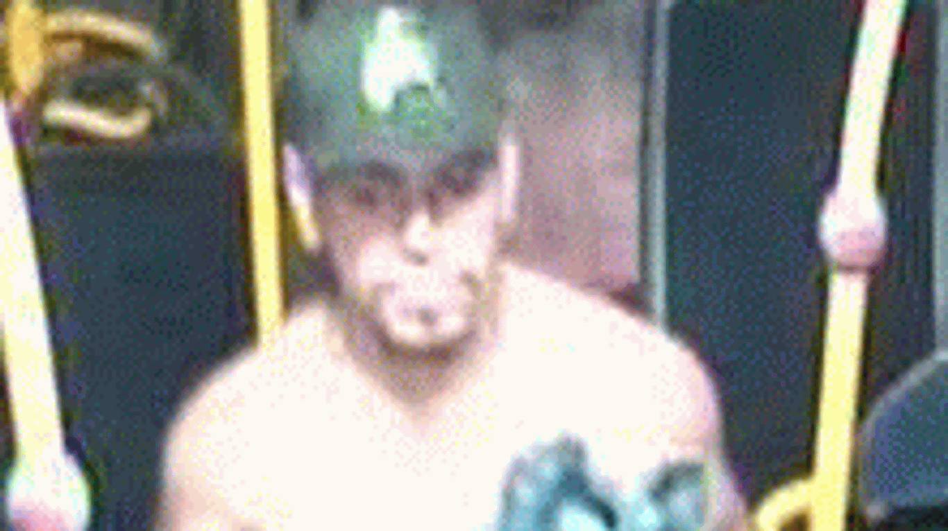 Der Unbekannte: Kameraaufnahmen aus einem Bus zeigen den Täter mit Basecap und freiem Oberkörper.