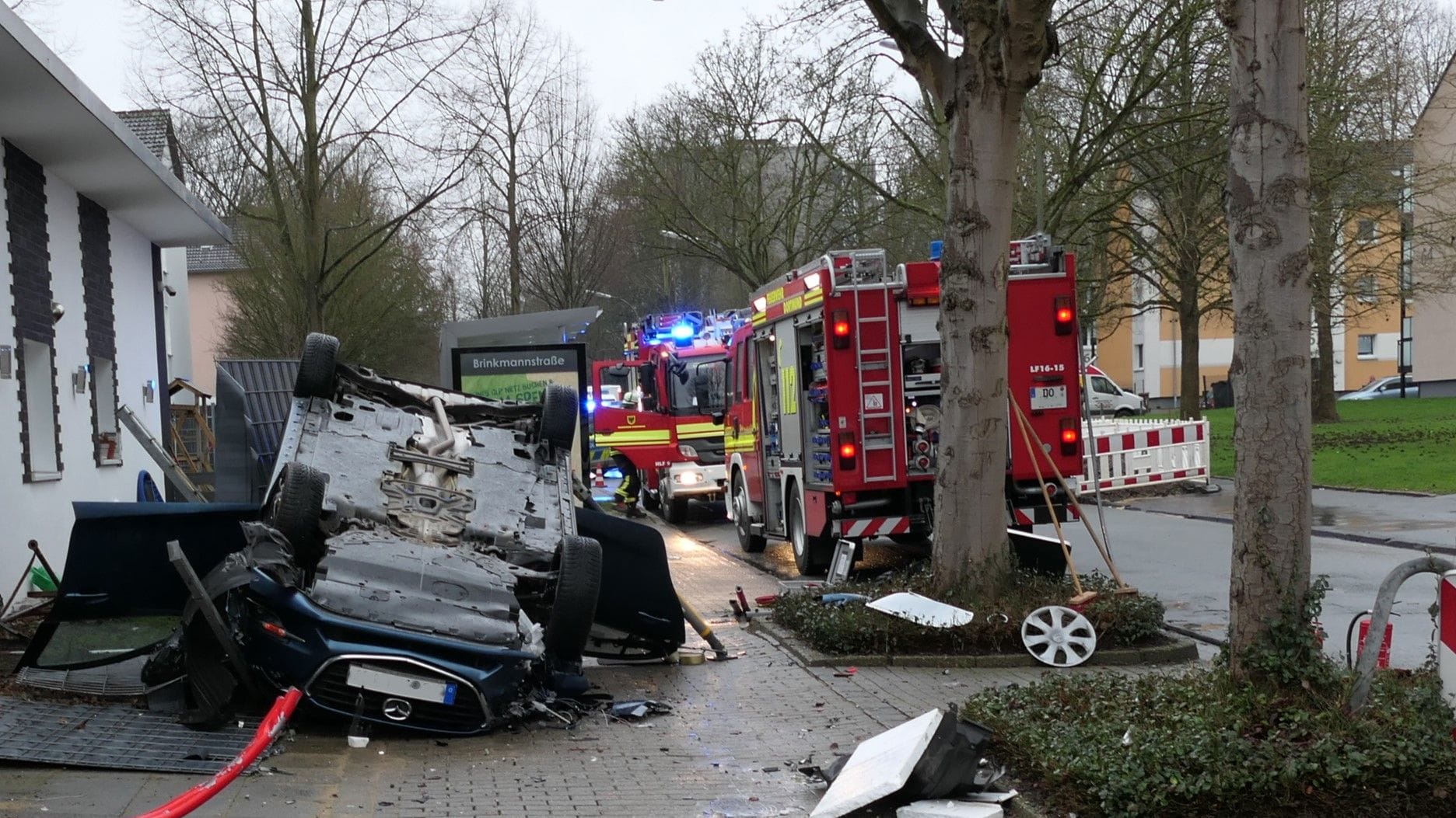 Der Mazda blieb am Straßenrand auf dem Dach liegen.