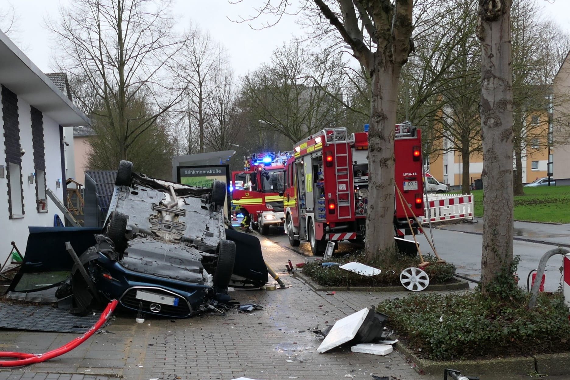 Der Mazda blieb am Straßenrand auf dem Dach liegen.