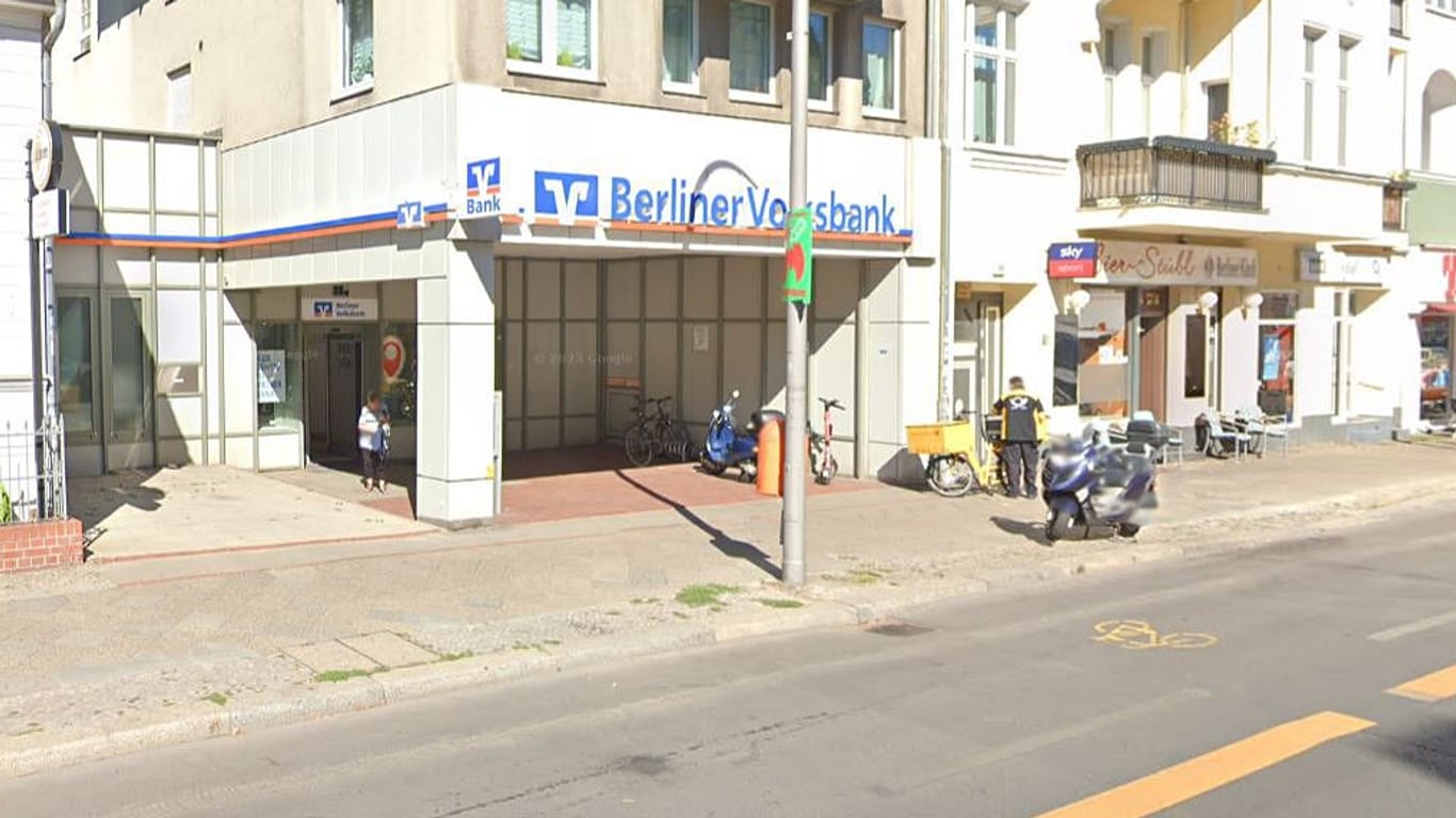 Volksbank in Mariendorf (Archivbild): Mutmaßlich war der Transporter auf dem Weg zu dieser Filiale.