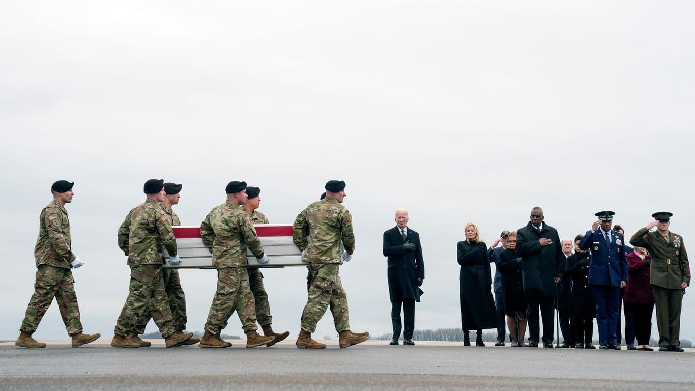 US-Präsident Joe Biden und seine Frau Bill stehen am Flughafen, als die Särge der in Jordanien getöteten Soldaten ankommen.