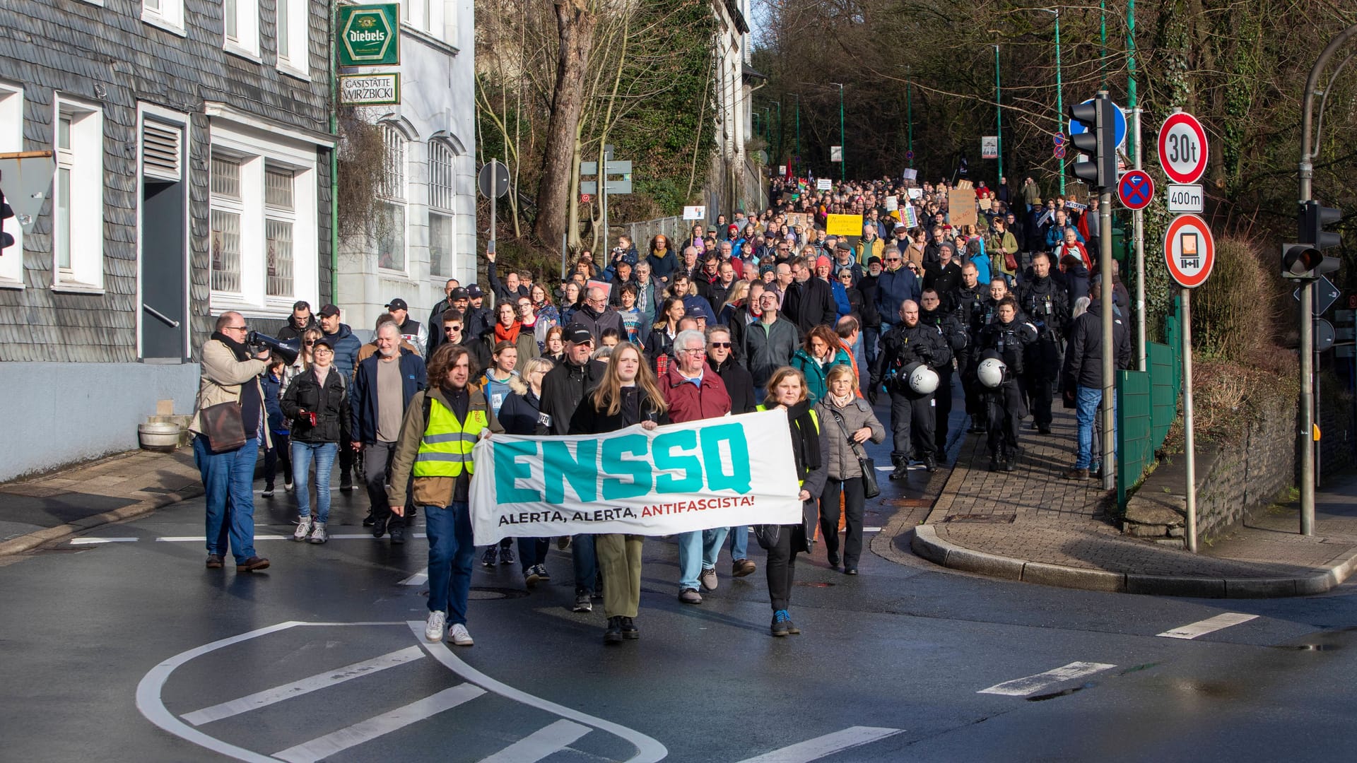 Demonstration gegen die AfD in Ennepetal: Hunderte Menschen fanden sich zu einem Protestmarsch zusammen.