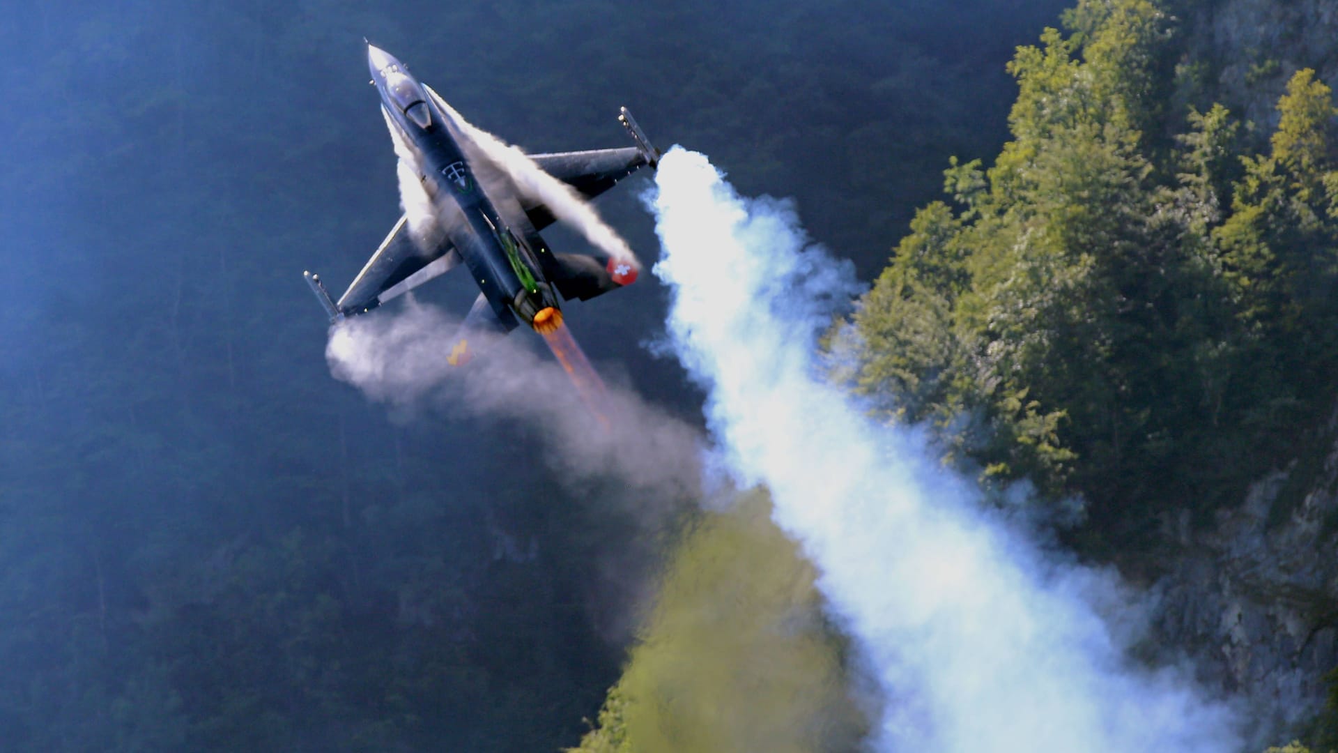 Kampfjet des Nato-Mitglieds Belgien bei einem Abwehrmanöver im Glarnerland.