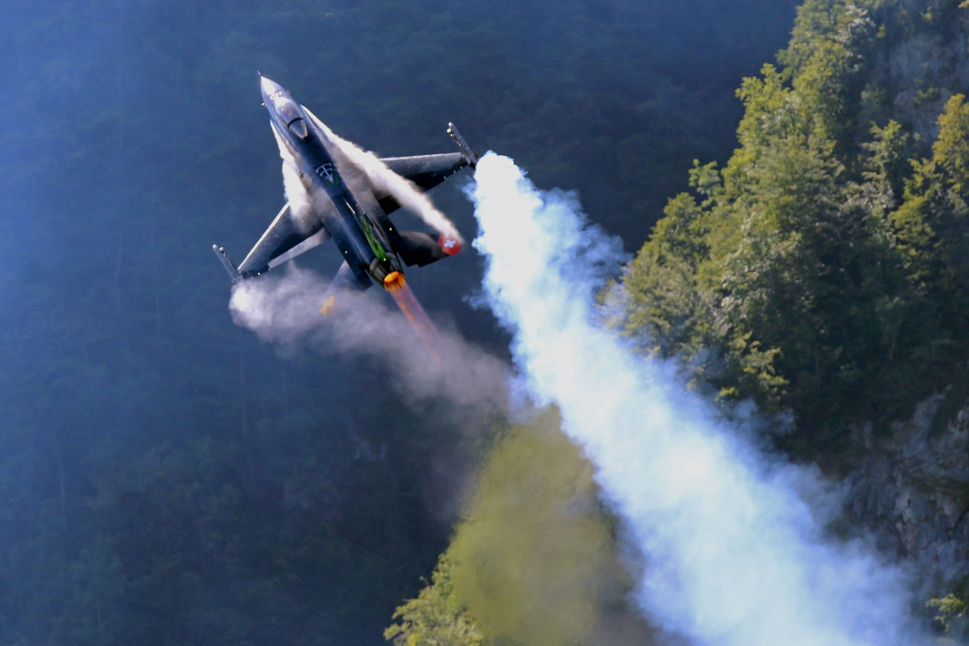 Kampfjet des Nato-Mitglieds Belgien bei einem Abwehrmanöver im Glarnerland.