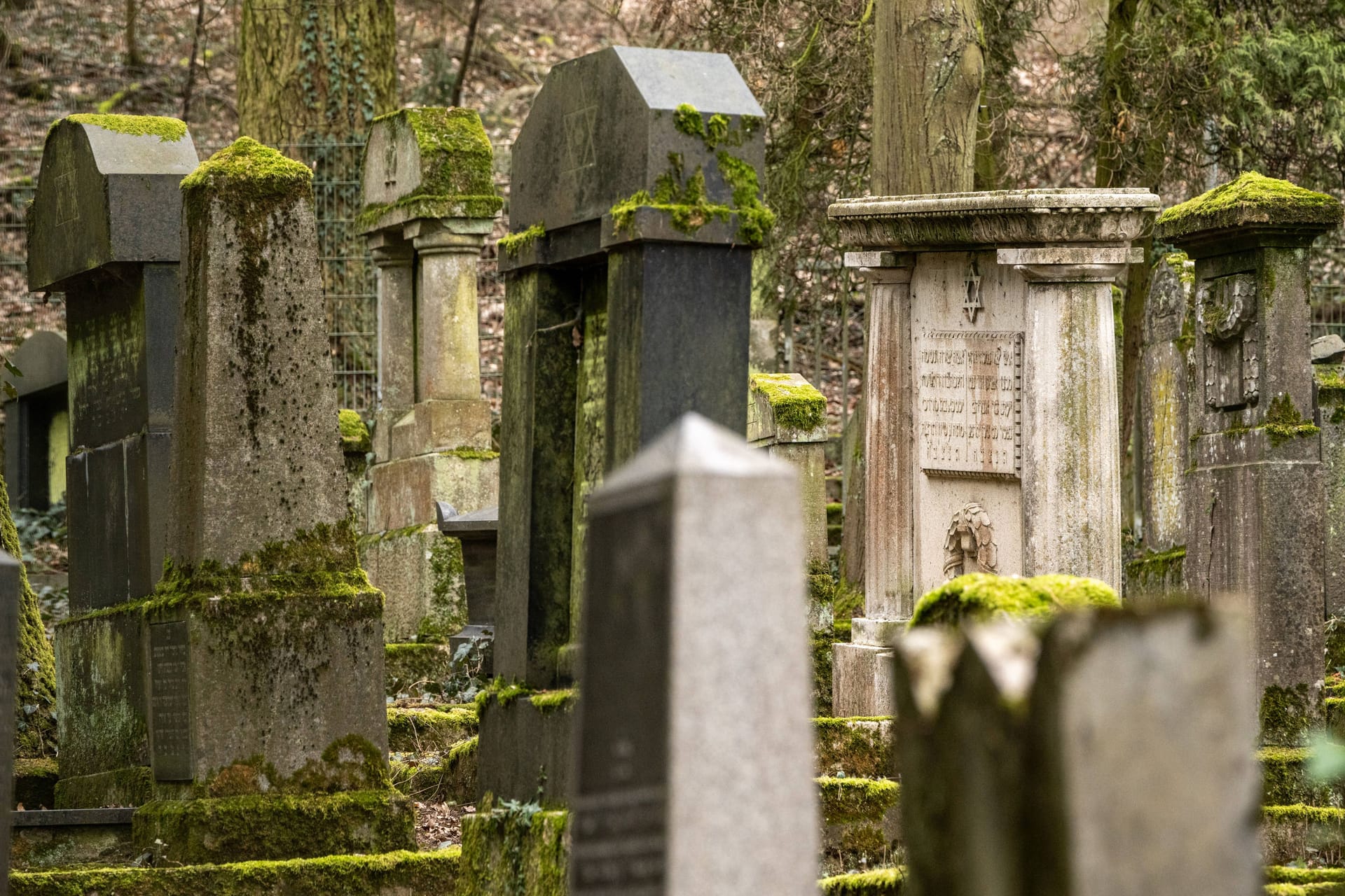 Ein jüdischer Friedhof (Symbolbild): Die Polizei hofft auf Hinweise von Zeugen.