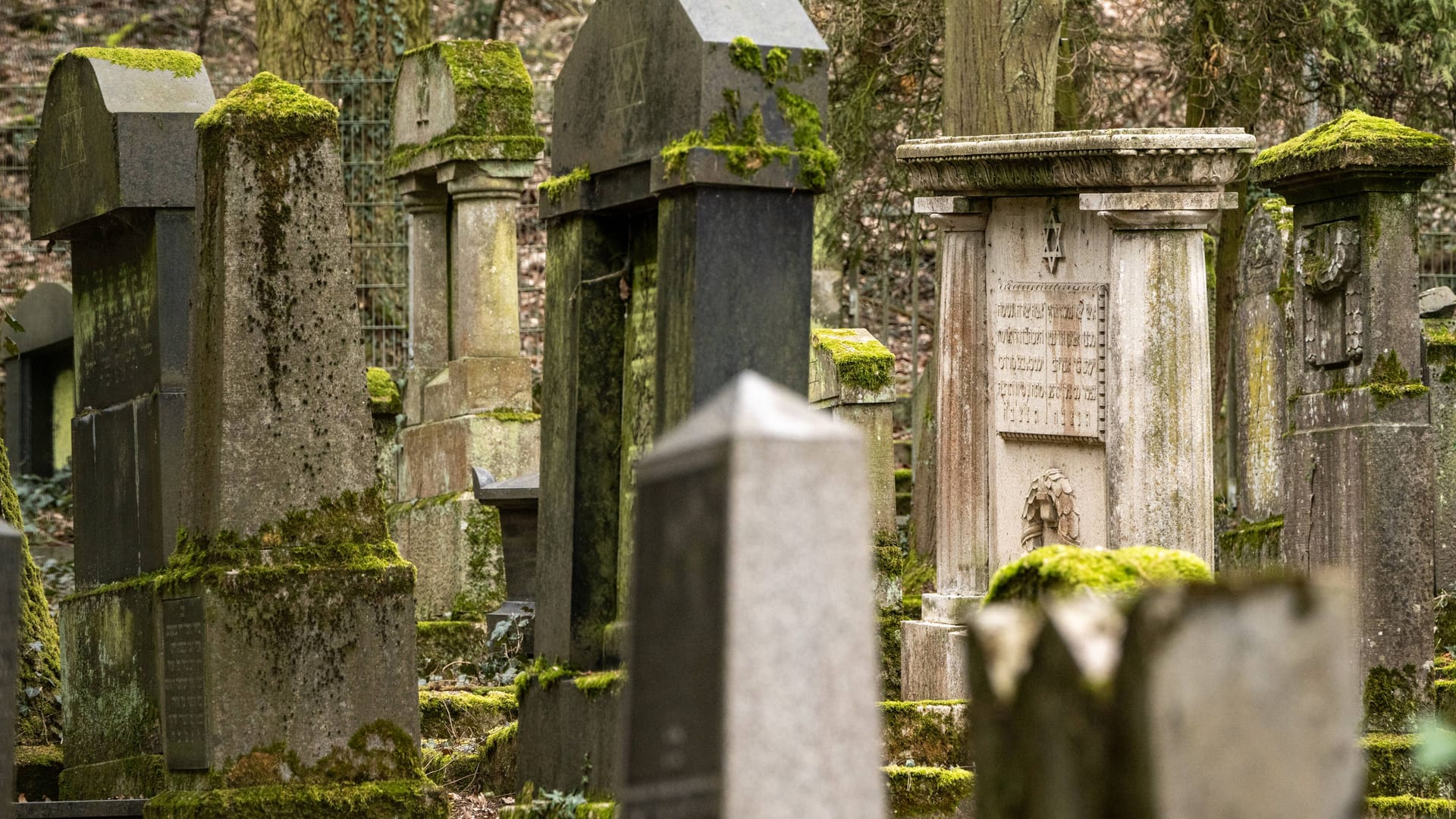 Ein jüdischer Friedhof (Symbolbild): Die Polizei hofft auf Hinweise von Zeugen.