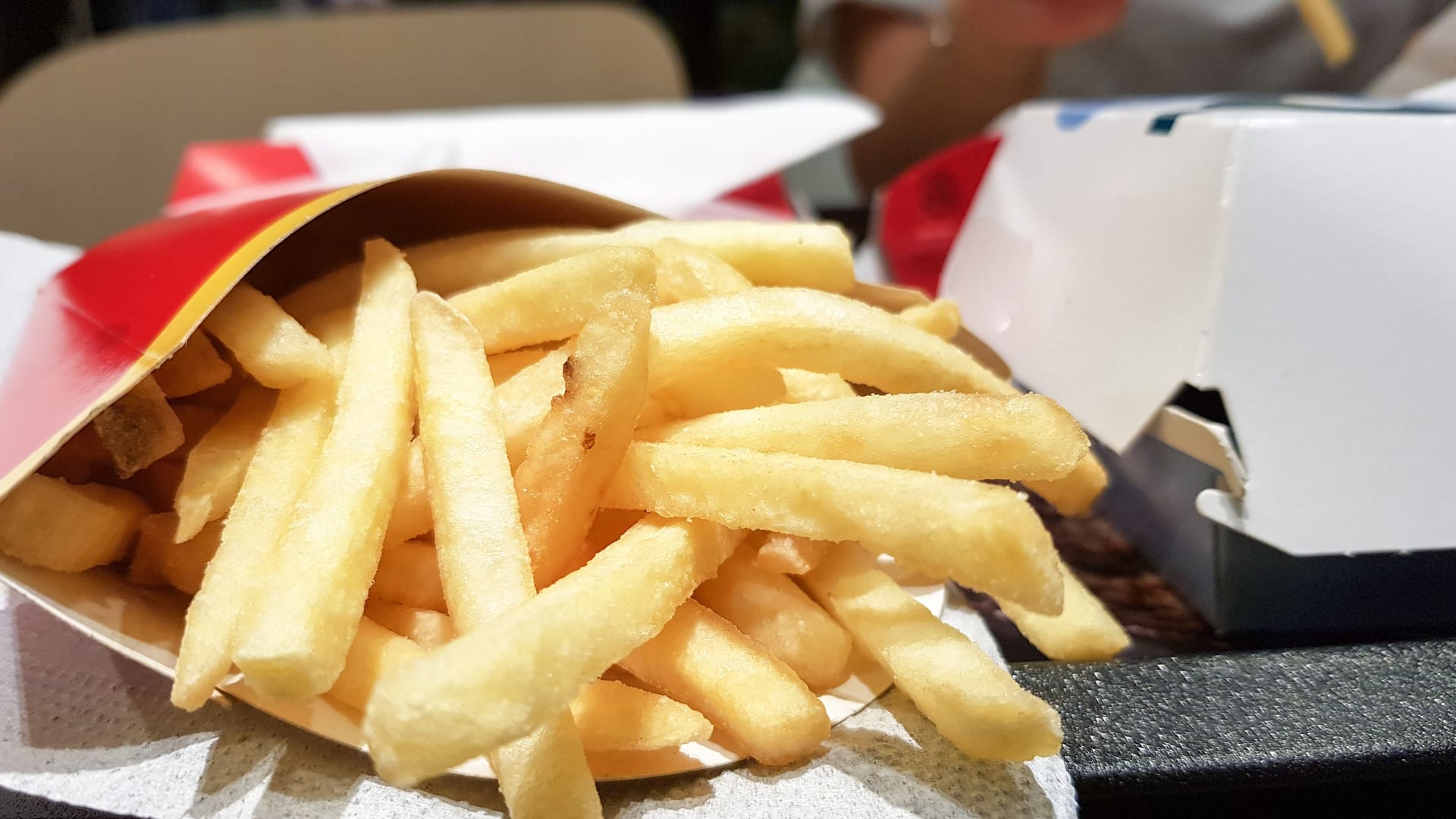 Pommes auf einem Tablett (Symbolbild): Eine Angestellte wurde leicht verletzt. Pommes auf einem Tablett (Symbolbild): Eine Angestellte wurde leicht verletzt.