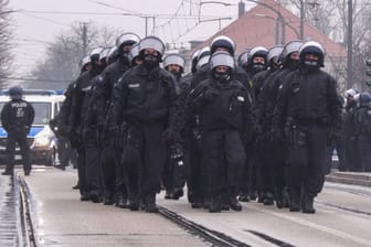 Polizeieinsatz während eines Naziaufmarschs in Dresden (Archivbild): Immer wieder stehen Beamte im Verdacht, selbst extremistisch zu sein.