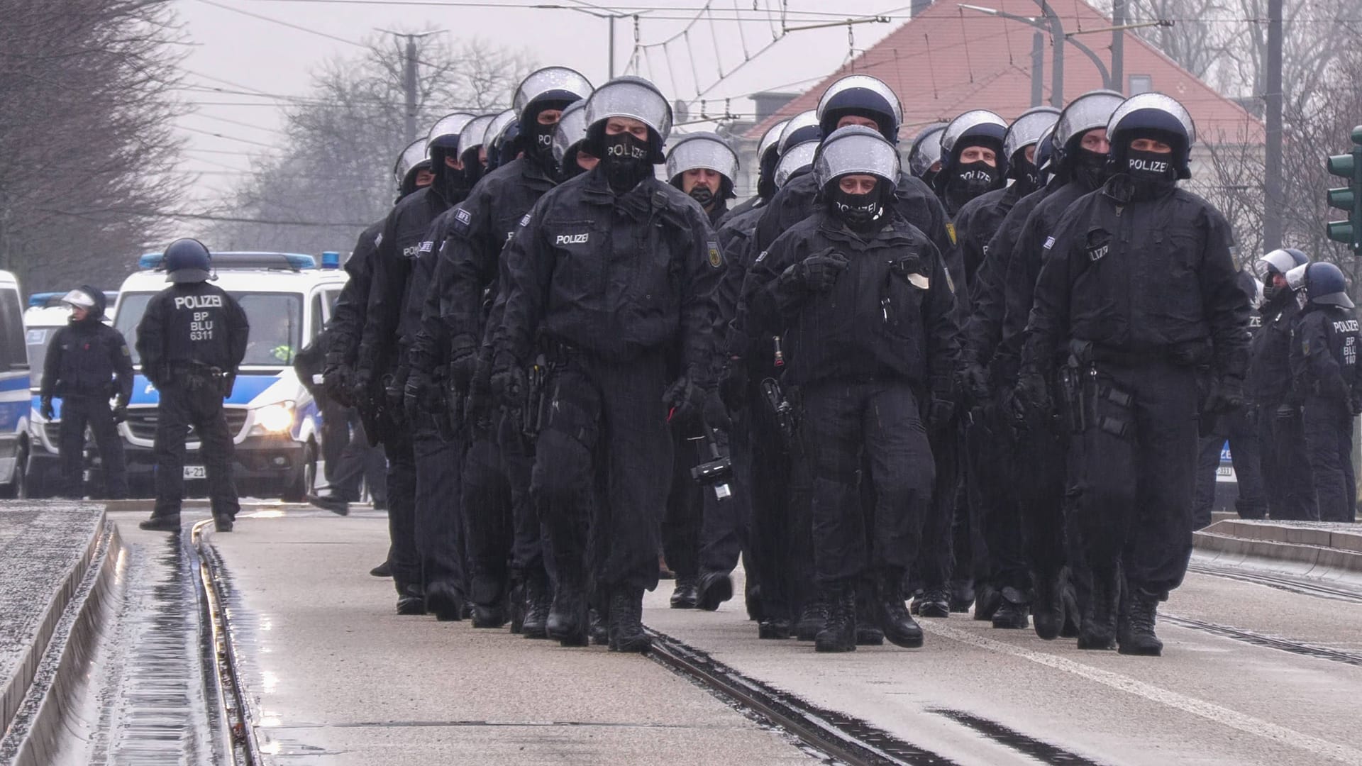 Polizeieinsatz während eines Naziaufmarschs in Dresden (Archivbild): Immer wieder stehen Beamte im Verdacht, selbst extremistisch zu sein.