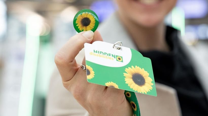 Das Sonnenblumen-Symbol: Es ist ein Hinweis an Beschäftigte am Airport, den unbedarfte Reisende nicht unbedingt verstehen sollen. Das Sonnenblumen-Symbol: Es ist ein Hinweis an Beschäftigte am Airport, den unbedarfte Reisende nicht unbedingt verstehen sollen.