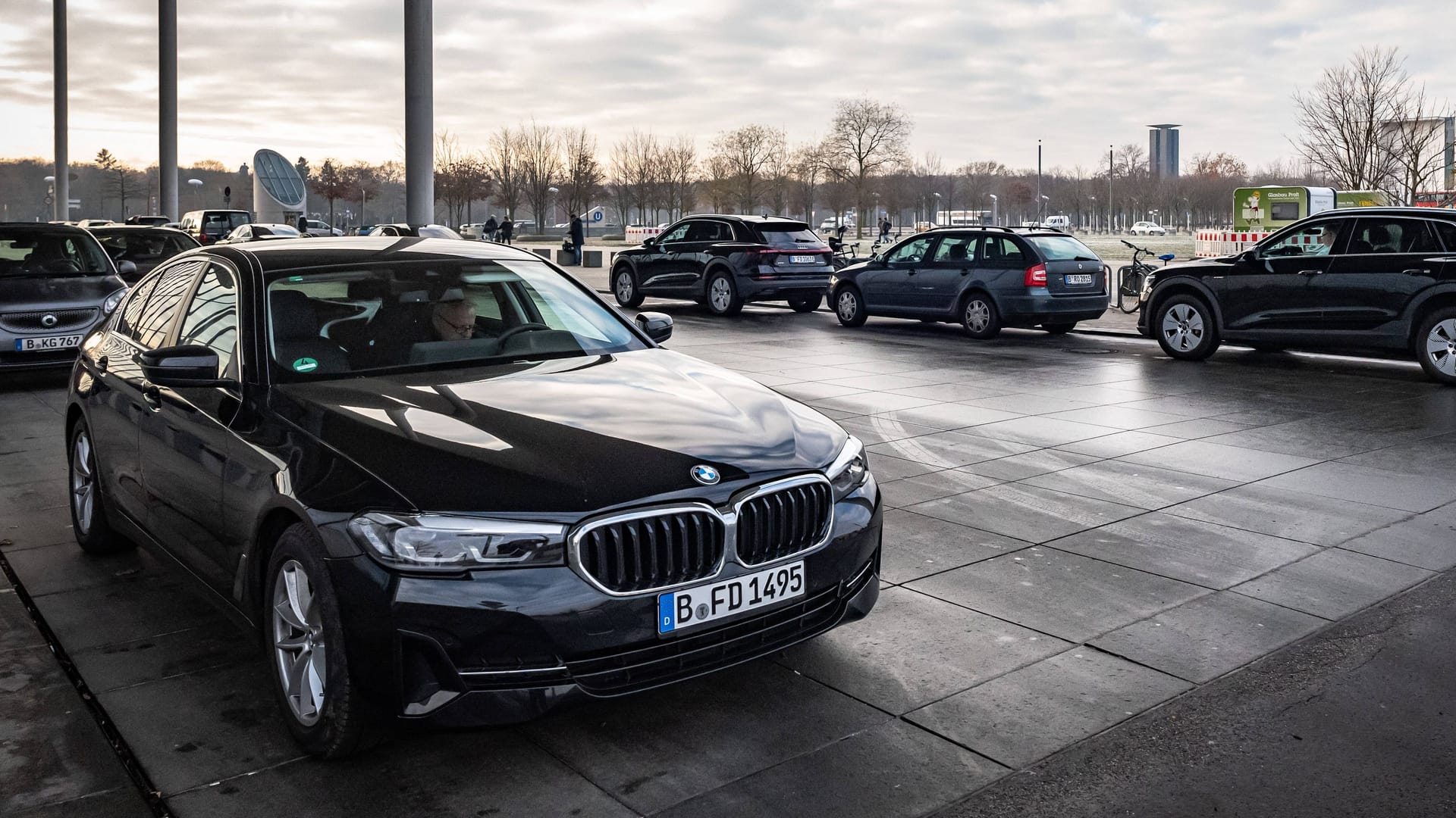 Fahrbereitschaft im Berliner Regierungsviertel: Nicht bei jeder Fahrt von Bundespräsident oder Ministern kommt deren Kennzeichen ans Auto.