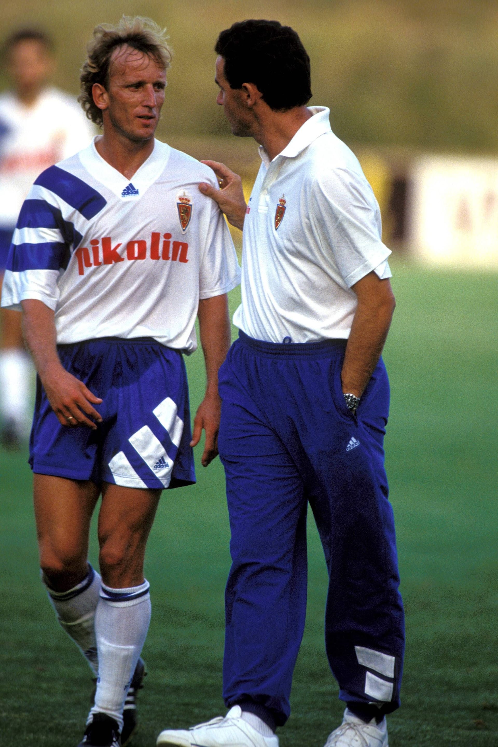 Zur Saison 1992/93 folgte der Wechsel zu Real Saragossa. Doch der Ausflug nach Spanien wurde ein kurzer. Im Frühjahr 1993 geriet er mit Trainer Victor Fernandez (r.) aneinander und wurde suspendiert. Brehme kehrte daraufhin in die Bundesliga zurück...
