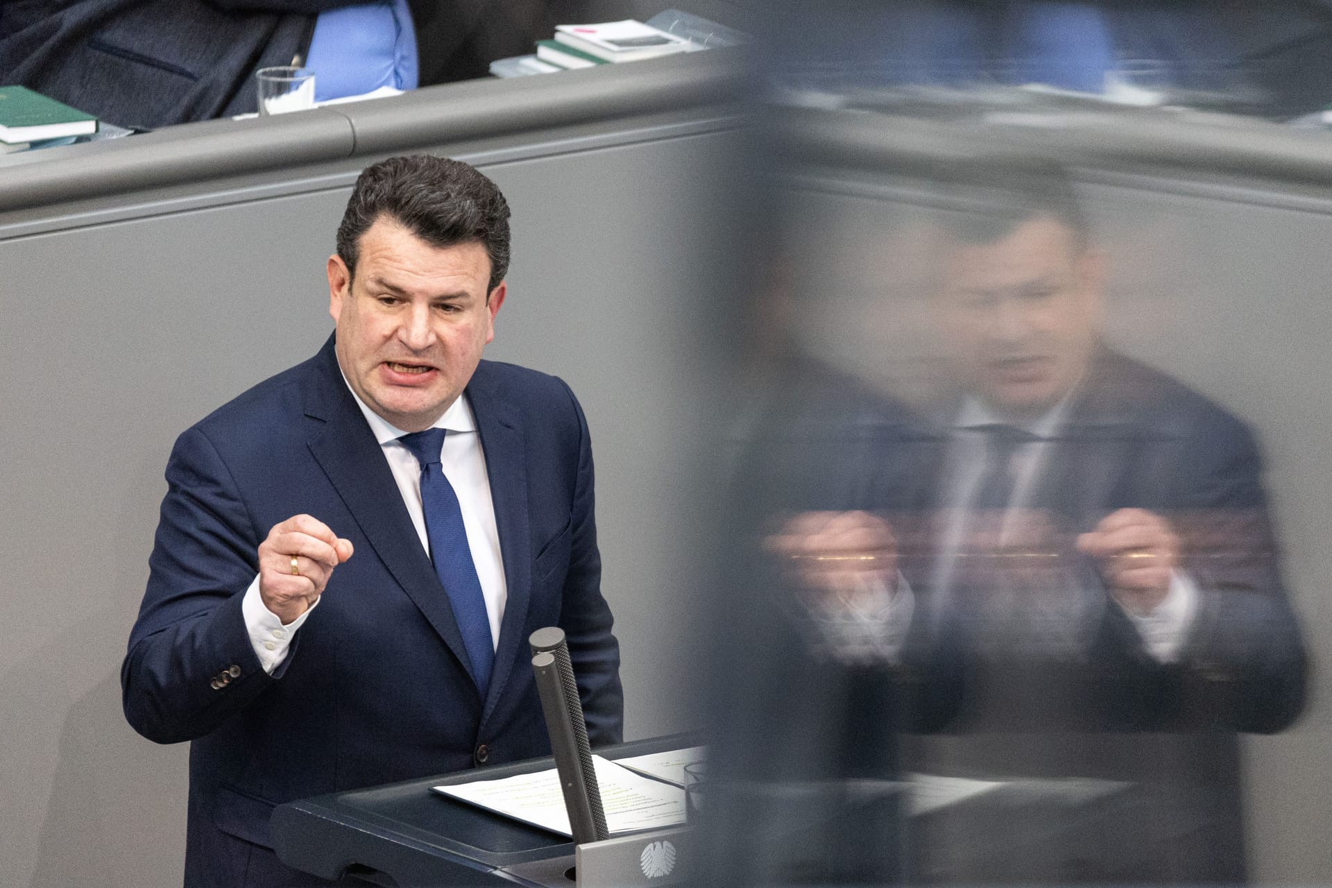Arbeitsminister Hubertus Heil (SPD) sprach sich in seiner Rede zum Haushaltsgesetz 2024 für "flexible Übergänge in den Ruhestand" aus – aber gegen ein höheres gesetzliches Renteneintrittsalter.