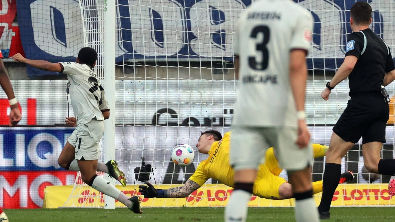 Unhaltbar: Leverkusens Adli (li.) trifft zum zwischenzeitlichen 2:0 in Heidenheim.