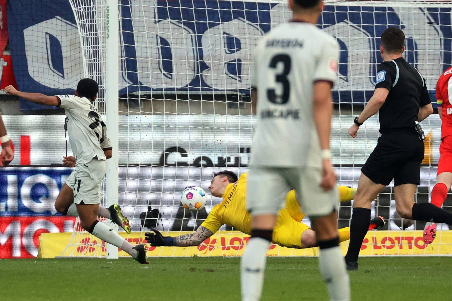 Unhaltbar: Leverkusens Adli (li.) trifft zum zwischenzeitlichen 2:0 in Heidenheim.