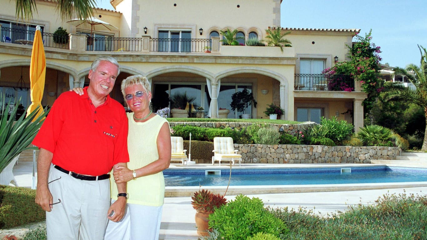 2003: Klaus-Michael Kühne und seine Frau Christiane vor ihrem Haus auf Mallorca.