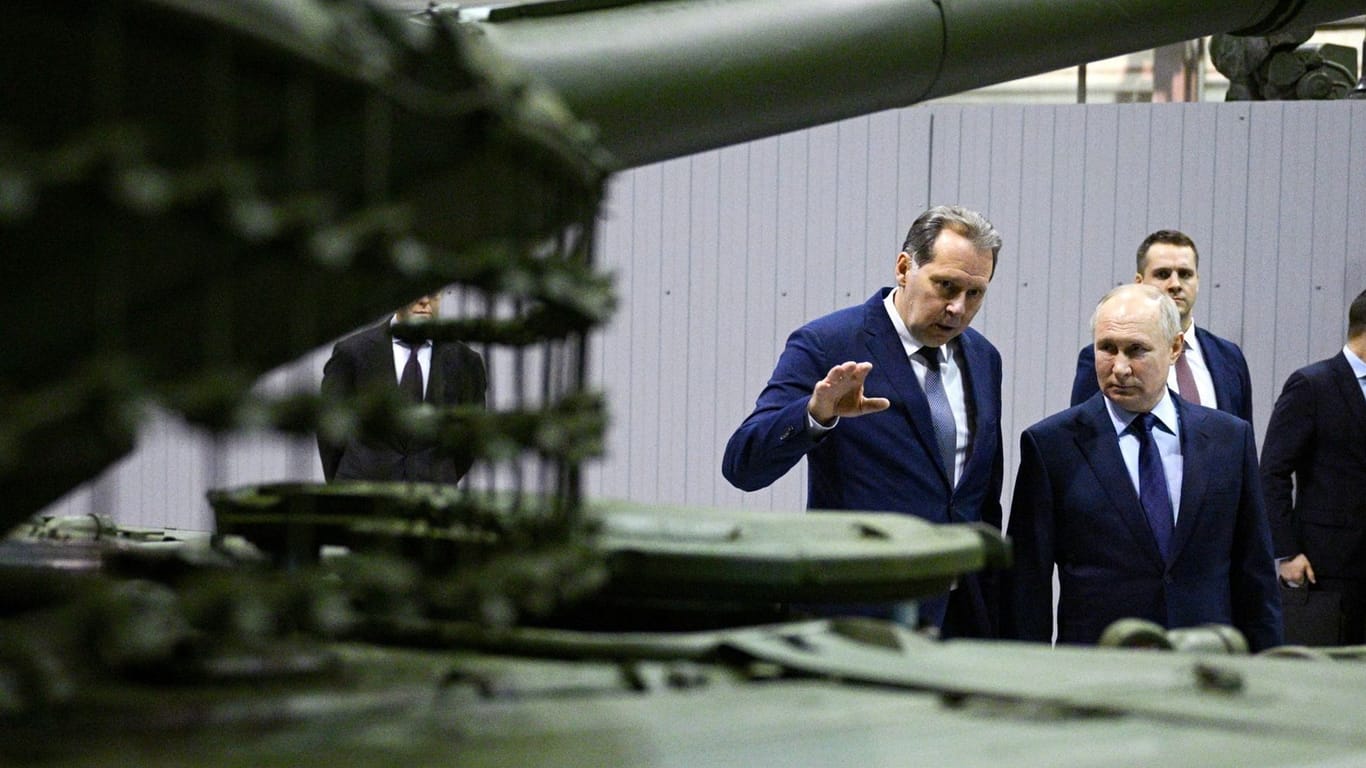 Putin beim Besuch einer Waffenschmiede.