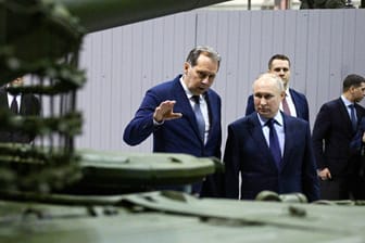 Putin beim Besuch einer Waffenschmiede.