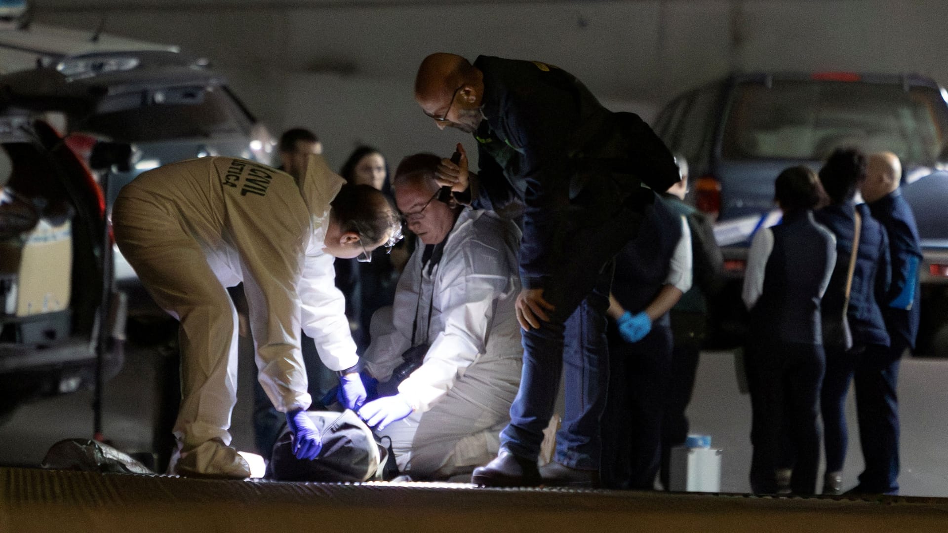 Spanische Ermittler durchsuchen den Tatort in einer Tiefgarage in einem Apartmenthaus n Villajoyosa.