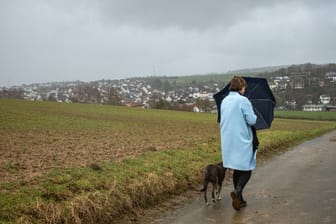 Spaziergang im Sturm (Symbolbild): Vielerorts regnet es in den kommenden Tagen.
