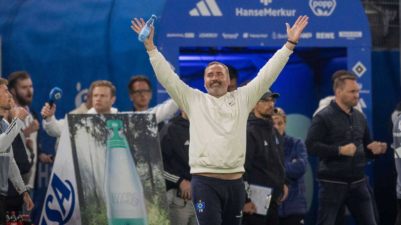 Tim Walter jubelt (Archivbild): Kaum ein HSV-Trainer hat den Verein so gelebt wie der 48-Jährige.