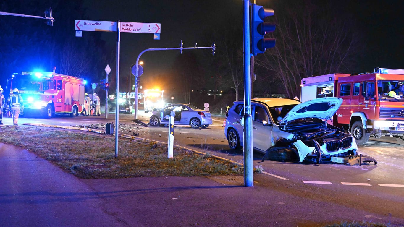 Unfall in Pulheim-Freimersdorf: Zwei Autofahrer mussten in eine Klinik gebracht werden.