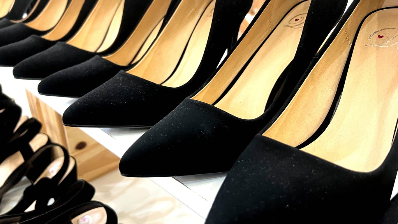Schwarze Damenschuhe in einem Schuhgeschäft (Symbolbild): Die Filialen der Schuhkette sollen geöffnet bleiben.