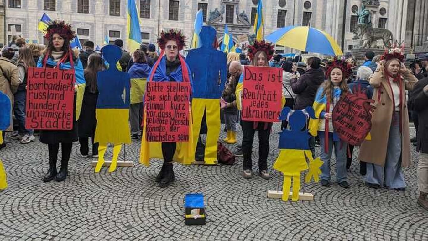 Demonstrantinnen mit Kopfschmuck und Plakaten auf dem Odeonsplatz: Dort demonstrierten am Samstag Menschen gegen den Angriffskrieg Russlands in der Ukraine.