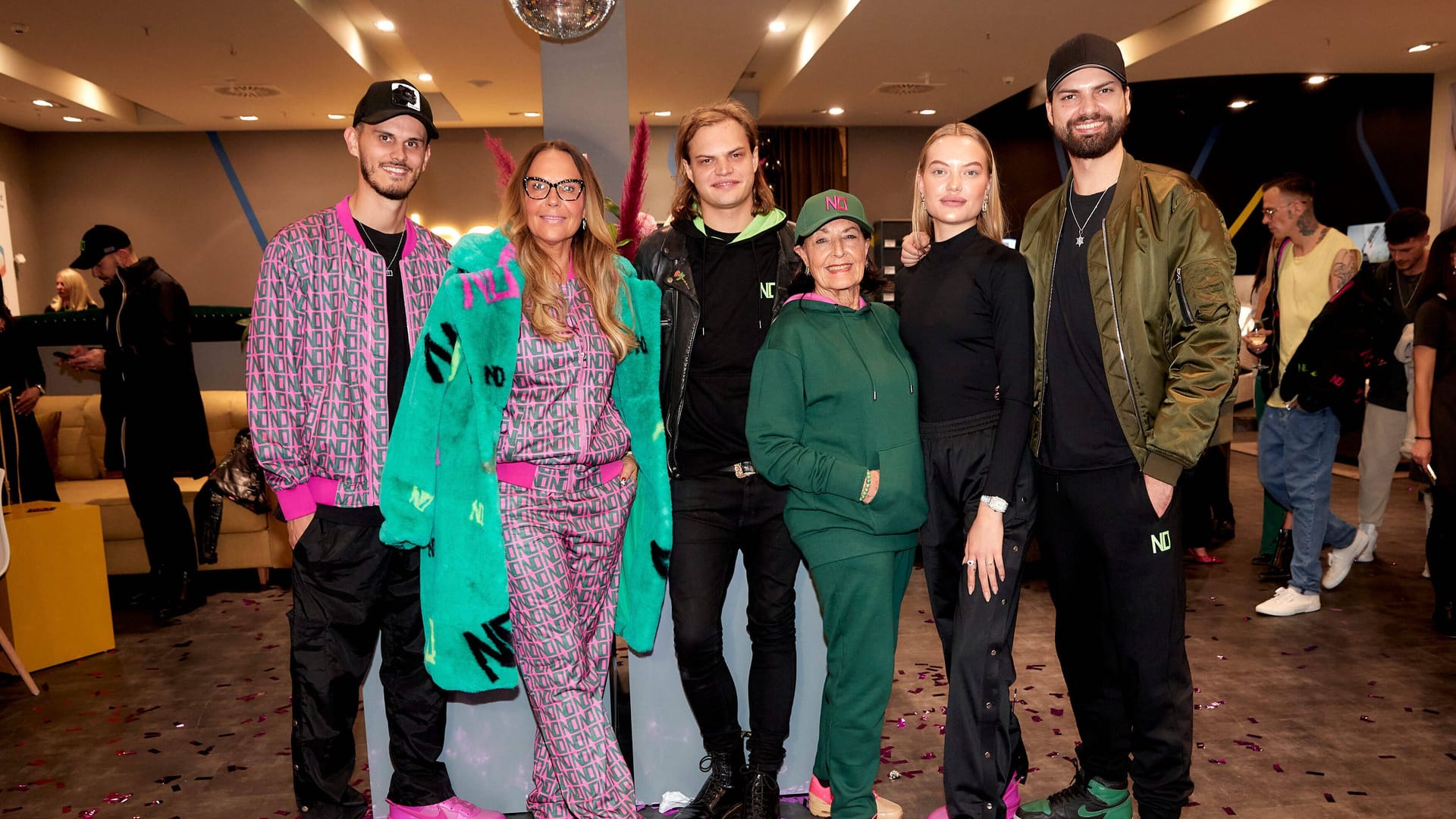 Natascha, Wilson Gonzalez, Cheyenne und Jimi Blue Ochsenknecht mit Nino Sifkovits und Bärbel Wierichs.