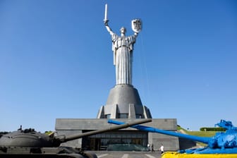 Die Mutter-Heimat-Statue in der ukrainischen Hauptstadt: Zwei Jahre nach Kriegsbeginn heißt Kiew in der deutschen Amtssprache nun Kyjiw.