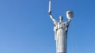 Die Mutter-Heimat-Statue in der ukrainischen Hauptstadt: Zwei Jahre nach Kriegsbeginn heißt Kiew in der deutschen Amtssprache nun Kyjiw.