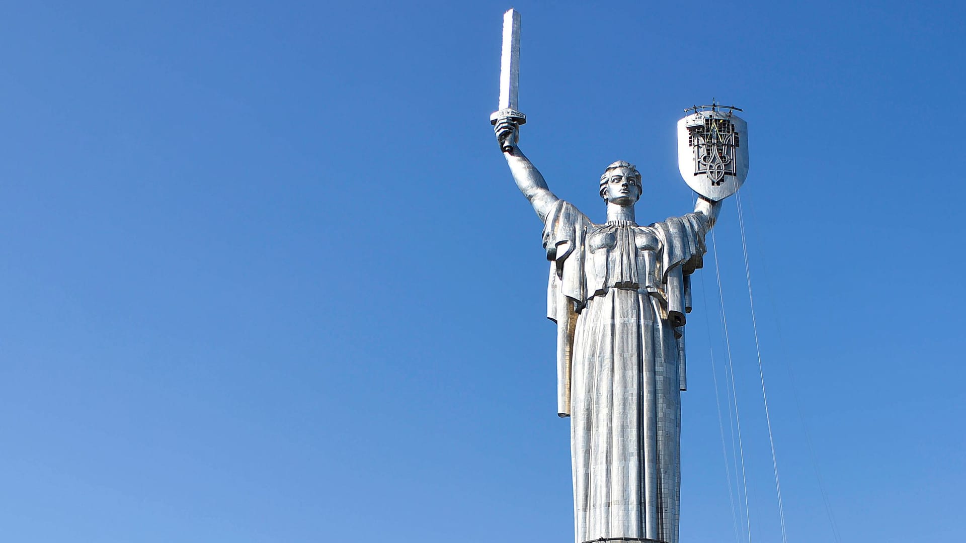 Die Mutter-Heimat-Statue in der ukrainischen Hauptstadt: Zwei Jahre nach Kriegsbeginn heißt Kiew in der deutschen Amtssprache nun Kyjiw.