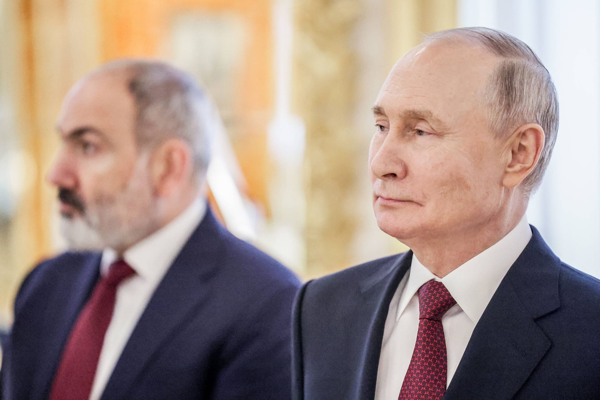 Der russische Präsident Putin (r.) und der armenische Ministerpräsident Paschinjan (l.): Armenien hat seine Mitgliedschaft im russisch geführten Militärbündnis CSTO ruhen lassen.