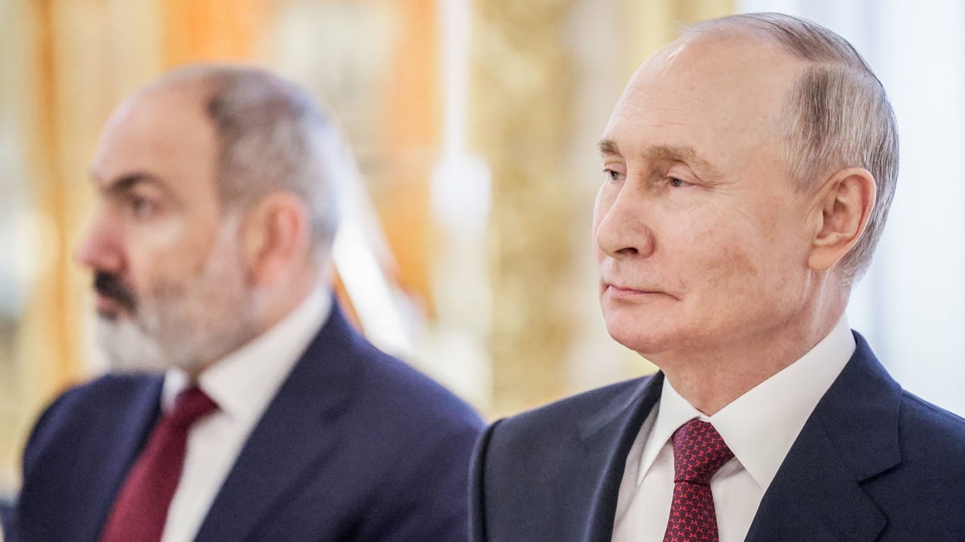 Der russische Präsident Putin (r.) und der armenische Ministerpräsident Paschinjan (l.): Armenien hat seine Mitgliedschaft im russisch geführten Militärbündnis CSTO ruhen lassen.
