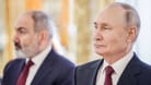 Der russische Präsident Putin (r.) und der armenische Ministerpräsident Paschinjan (l.): Armenien hat seine Mitgliedschaft im russisch geführten Militärbündnis CSTO ruhen lassen.
