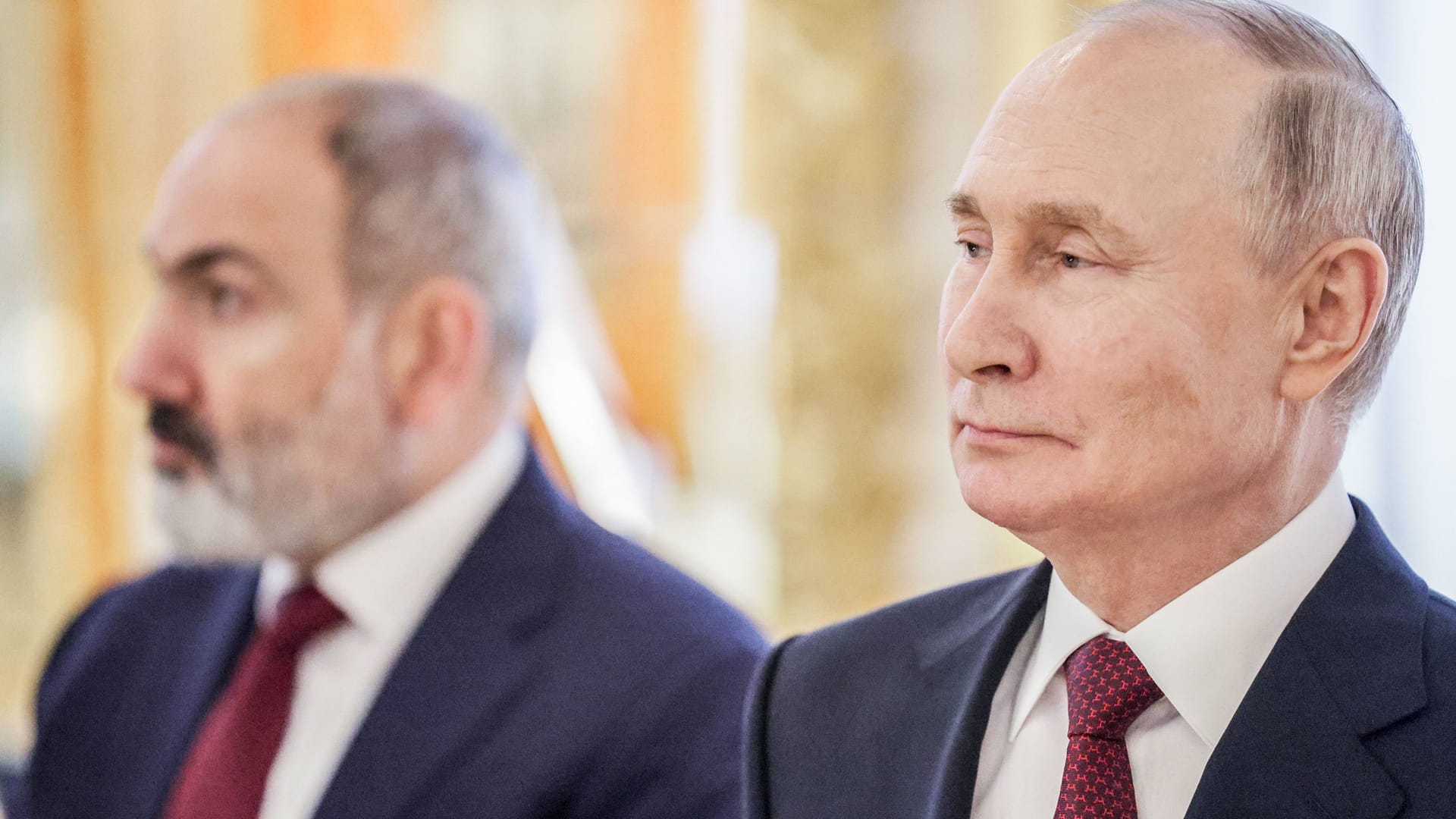 Der russische Präsident Putin (r.) und der armenische Ministerpräsident Paschinjan (l.): Armenien hat seine Mitgliedschaft im russisch geführten Militärbündnis CSTO ruhen lassen.