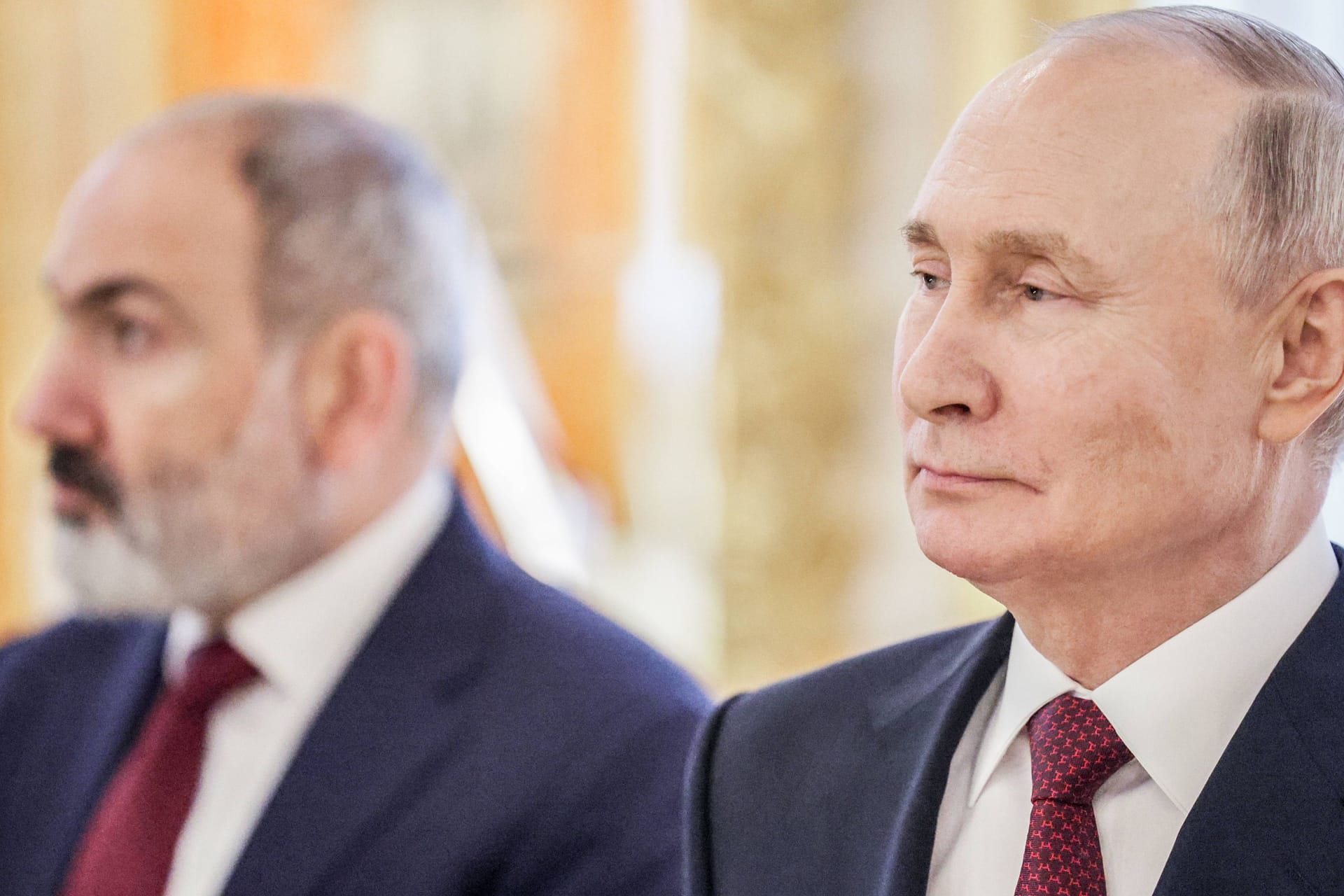 Der russische Präsident Putin (r.) und der armenische Ministerpräsident Paschinjan (l.): Armenien hat seine Mitgliedschaft im russisch geführten Militärbündnis CSTO ruhen lassen.