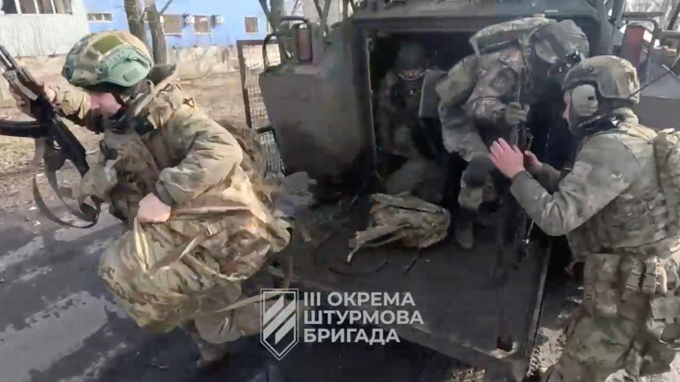 Soldaten der Dritten Brigade der ukrainischen Streitkräfte. Sie haben sich inzwischen aus Awdijiwka zurückgezogen.