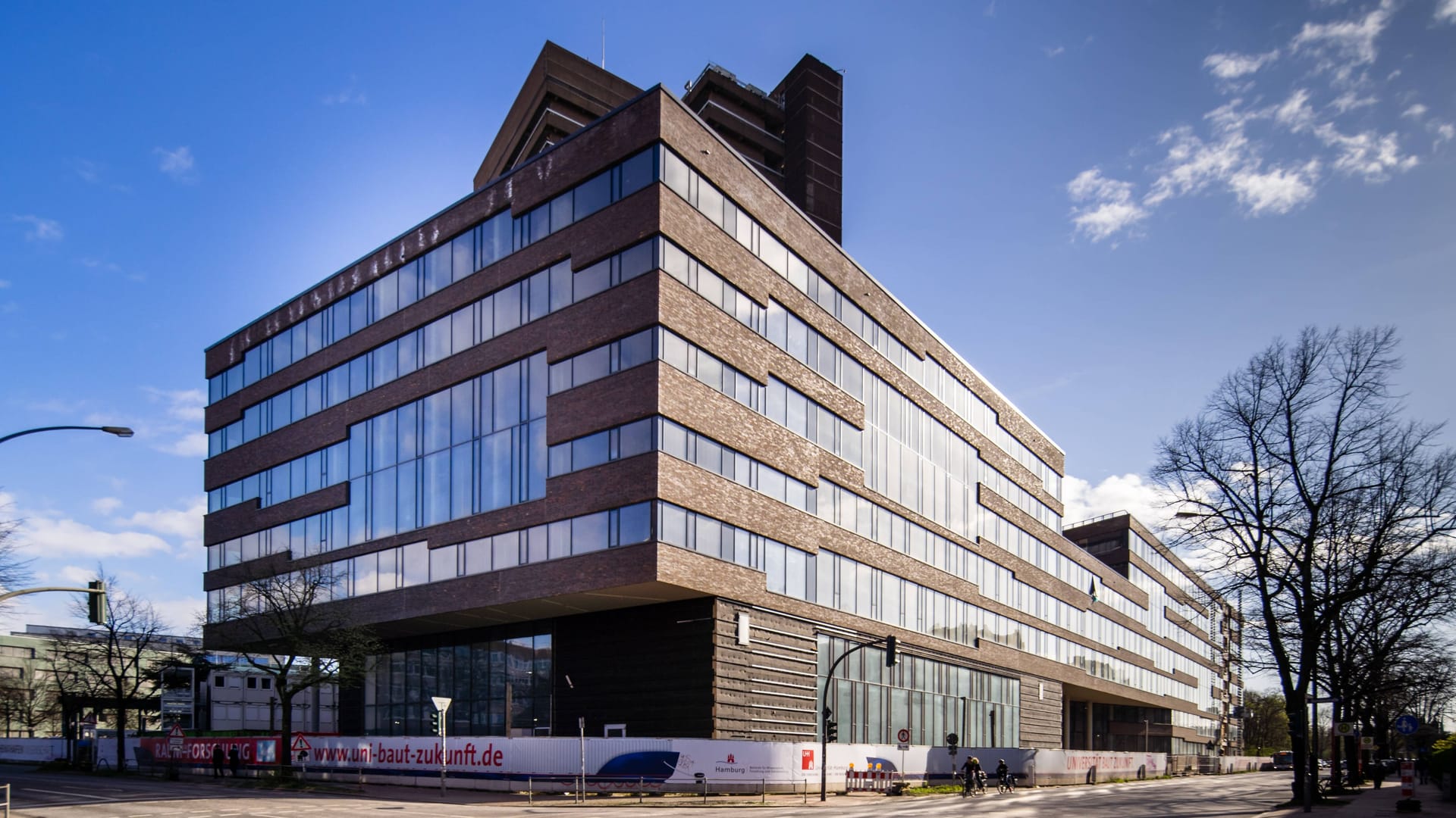 Das noch nicht fertiggestellte "Haus der Erde": Der Bau kostet Hamburg jetzt fast 250 Millionen Euro mehr als zunächst geplant. Das noch nicht fertiggestellte "Haus der Erde": Der Bau kostet Hamburg jetzt fast 250 Millionen Euro mehr als zunächst geplant.